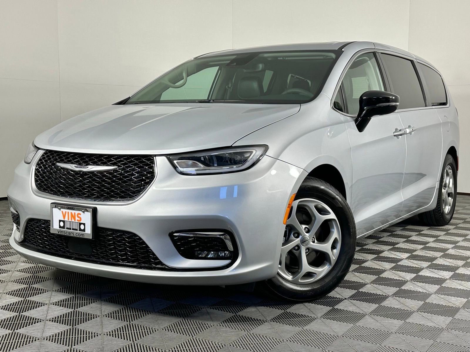 Used 2024 Chrysler Pacifica Limited image 42