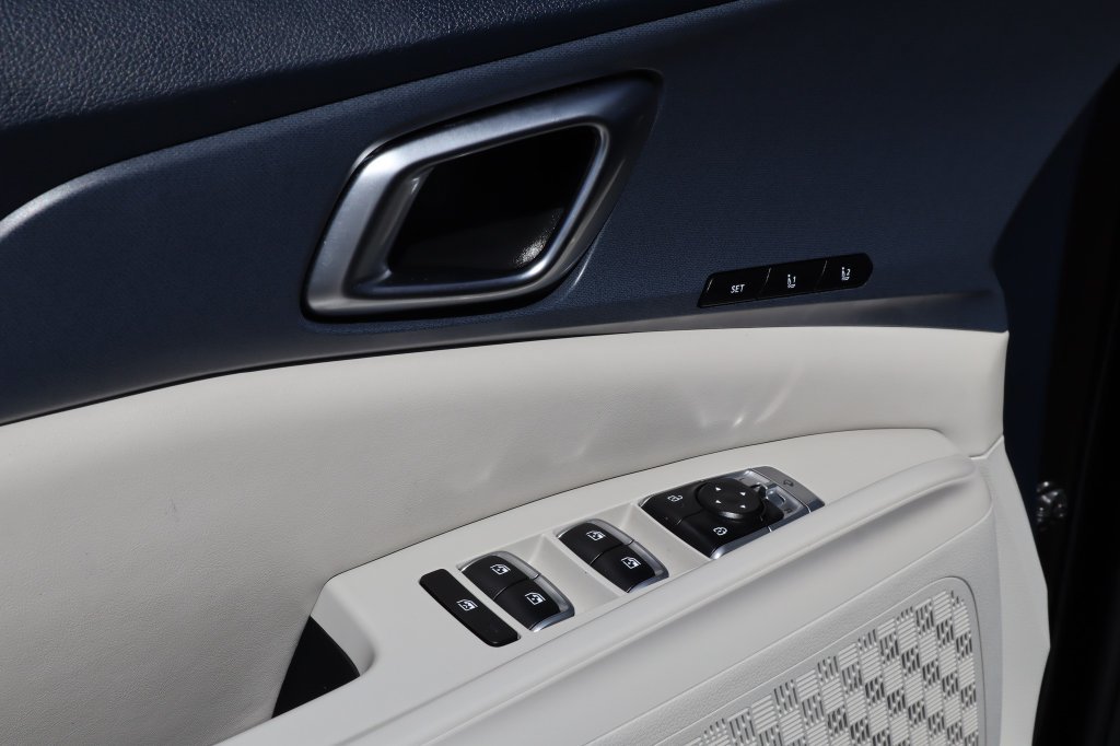 Used 2025 Kia Carnival EX FWD image 18