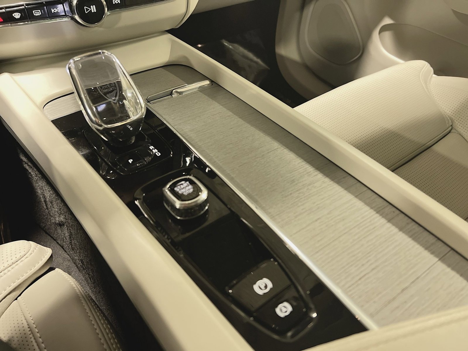 Certified 2023 Volvo XC60 B6 Ultimate w/ Protection Package Premier image 22