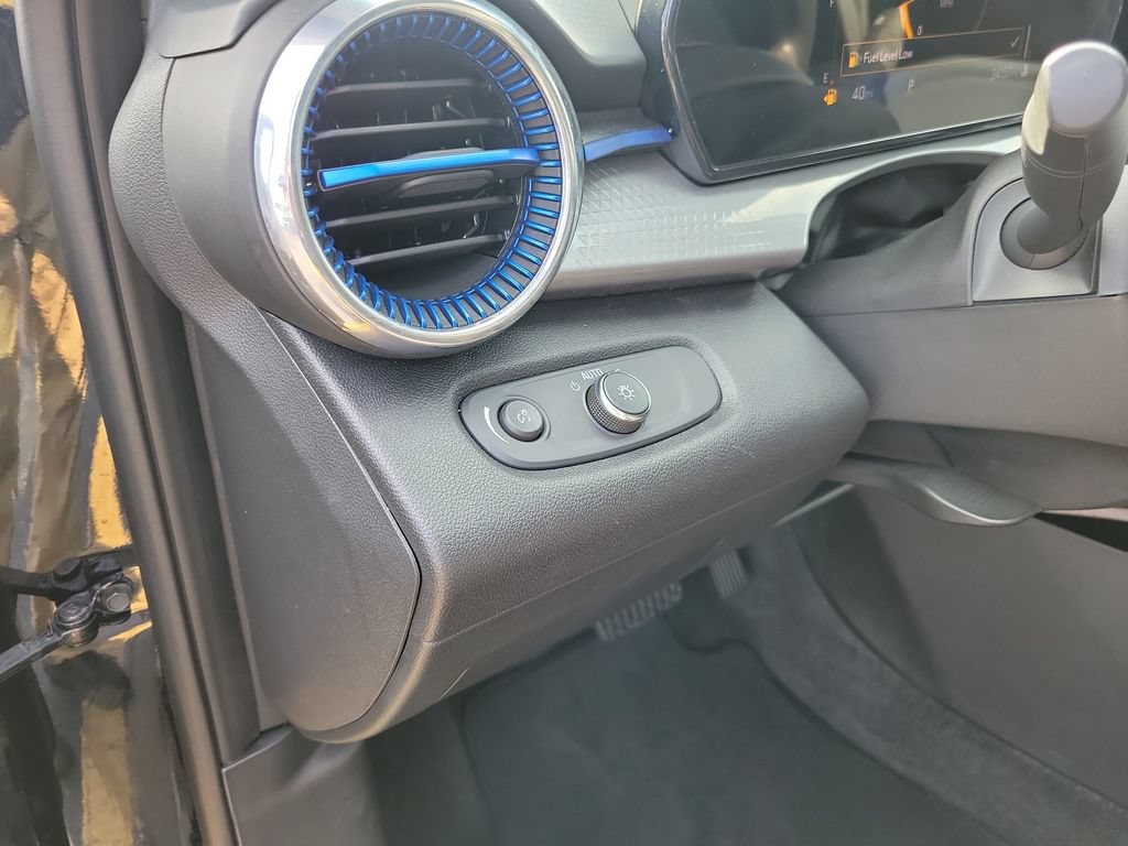 Used 2025 Chevrolet Trax LT FWD image 25