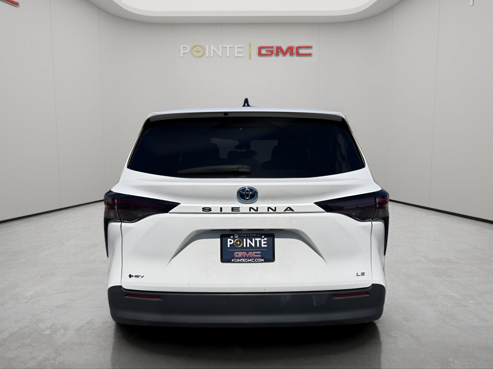Used 2025 Toyota Sienna LE FWD image 4