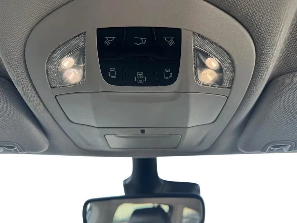 Used 2024 Chrysler Pacifica Touring-L image 26