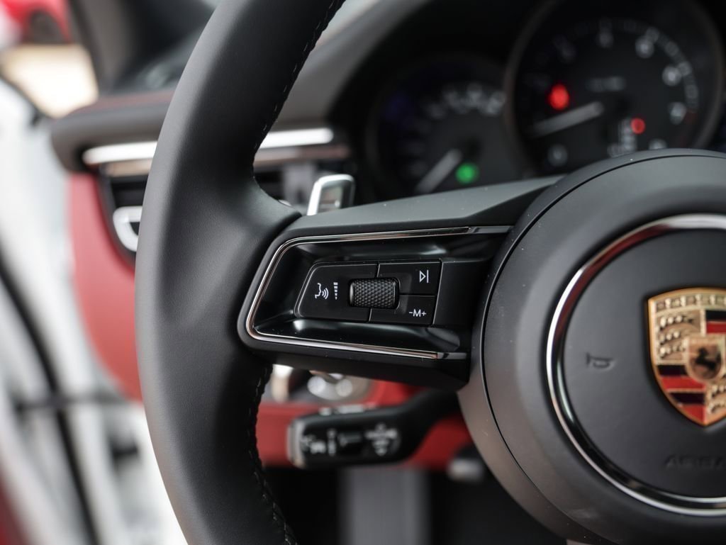 Certified 2025 Porsche Macan AWD/4WD image 20