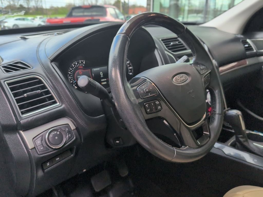 Used 2018 Ford Explorer Platinum image 11