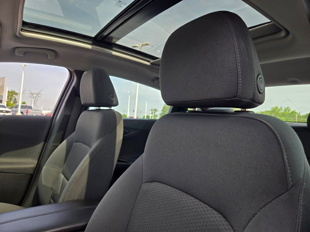Used 2017 Chevrolet Malibu LT FWD image 24
