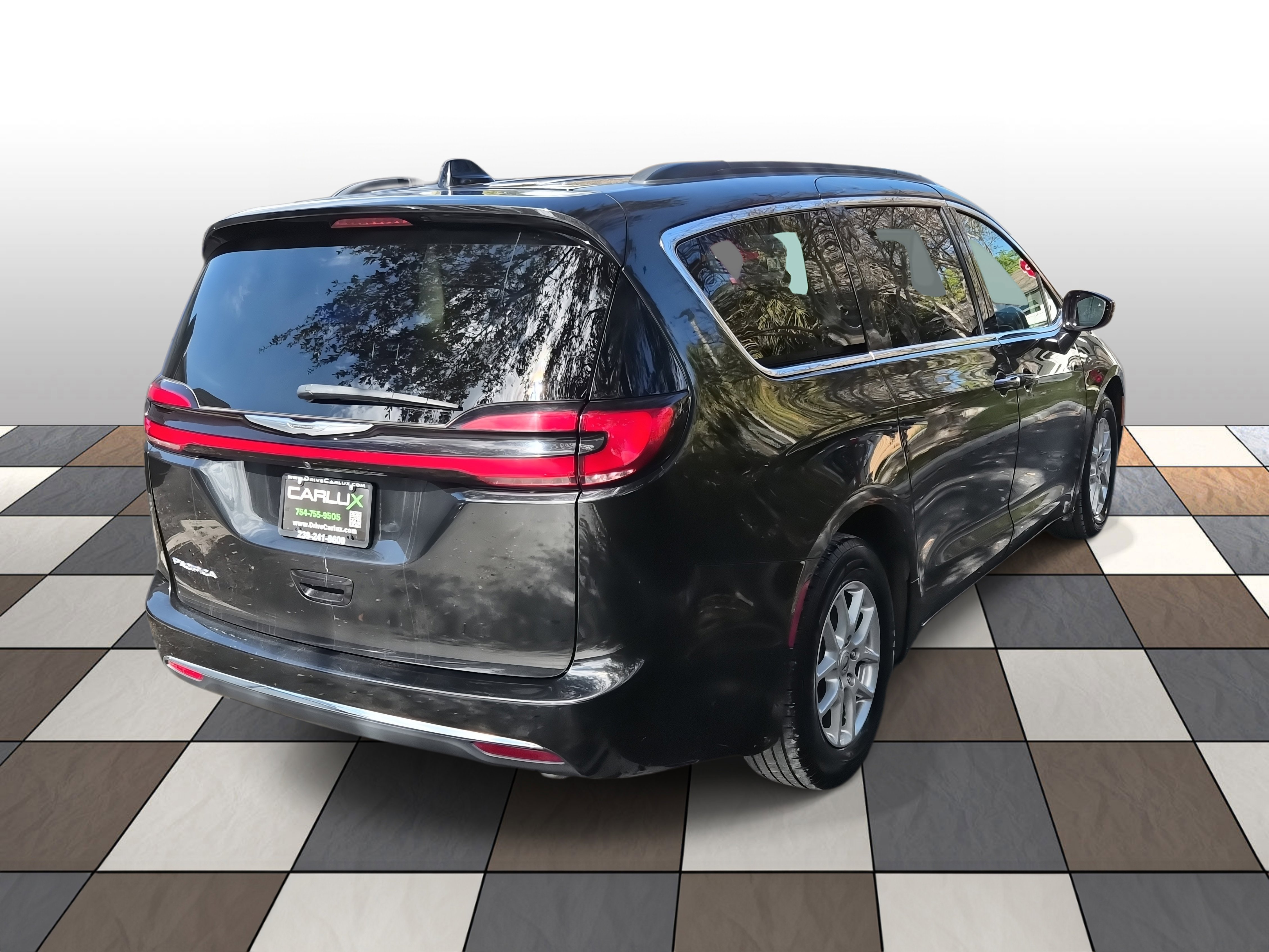 Used 2022 Chrysler Pacifica Touring-L image 4