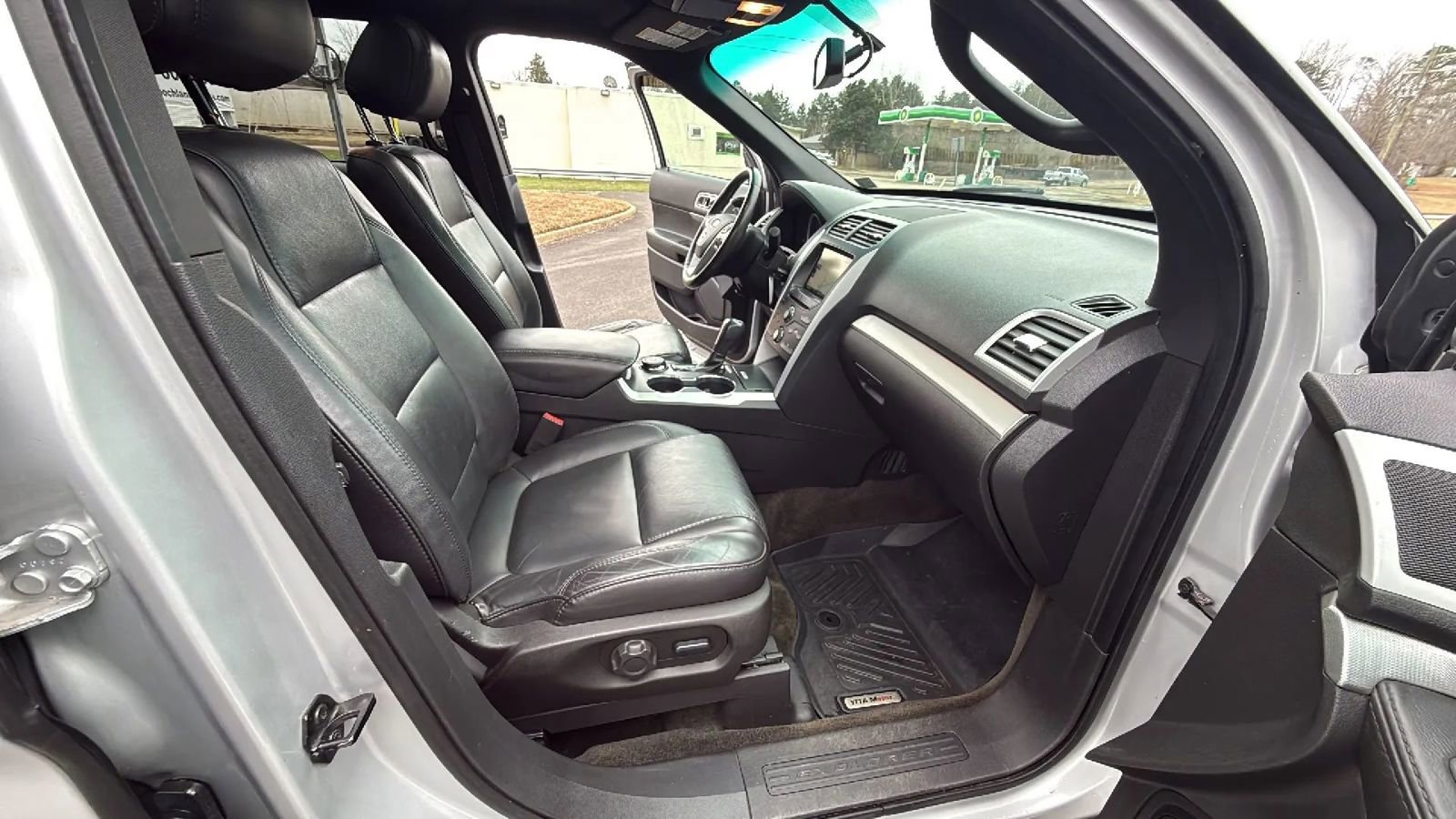 Used 2015 Ford Explorer XLT w/ Equipment Group 202A image 46