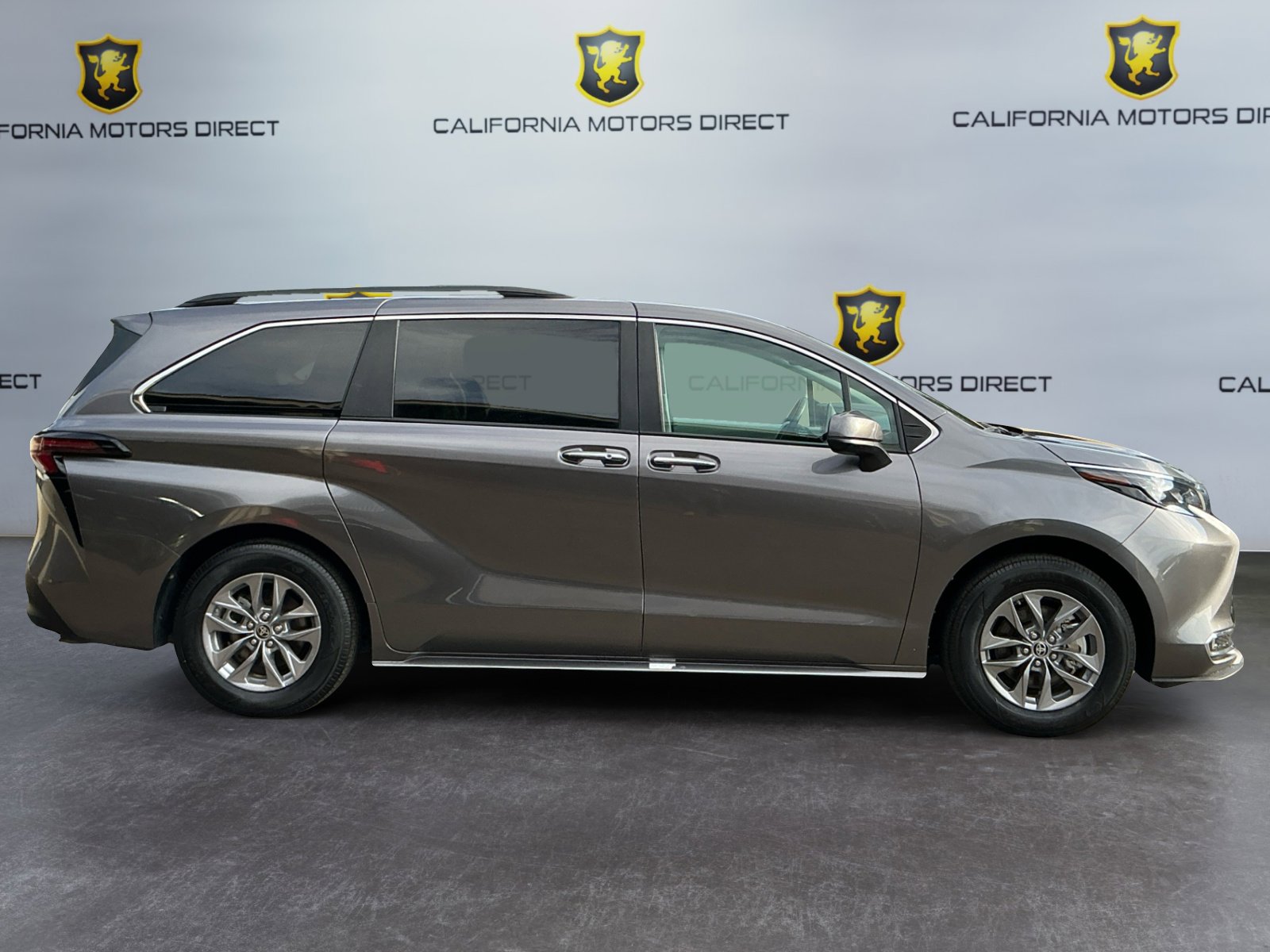 Used 2024 Toyota Sienna XLE FWD image 4