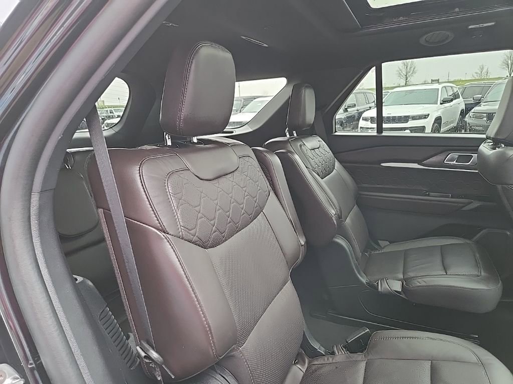 Used 2025 Ford Explorer Platinum w/ LUX Leather Package AWD/4WD image 76