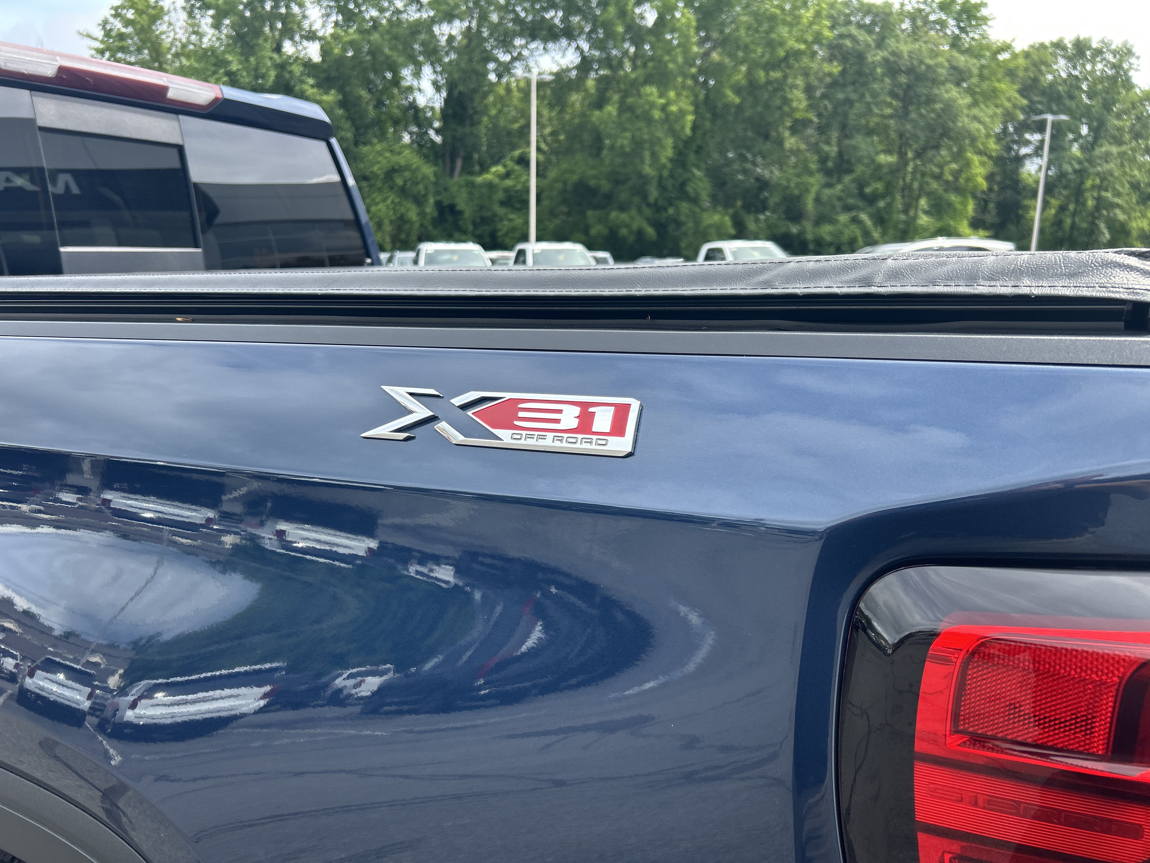 Used 2021 GMC Sierra 1500 SLT w/ SLT Convenience Package AWD/4WD image 8