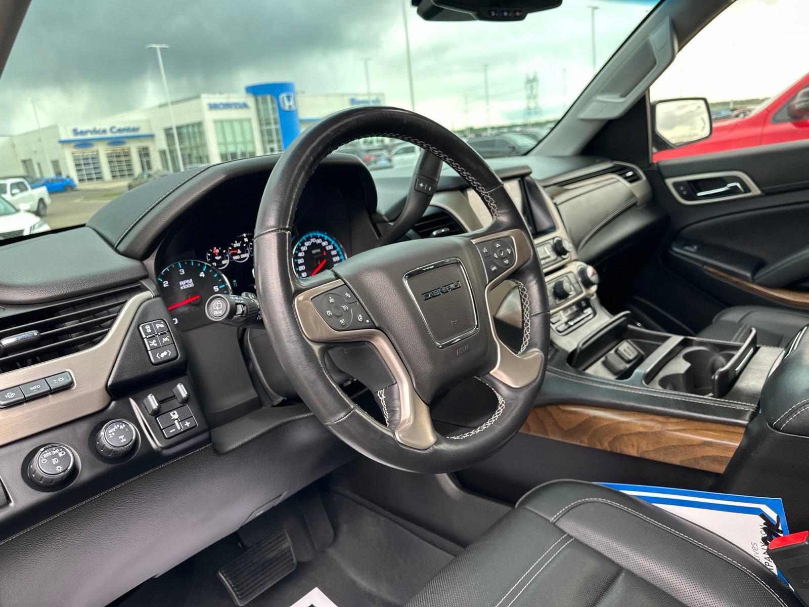 Used 2019 GMC Yukon Denali w/ Denali Ultimate Black Edition AWD/4WD image 16