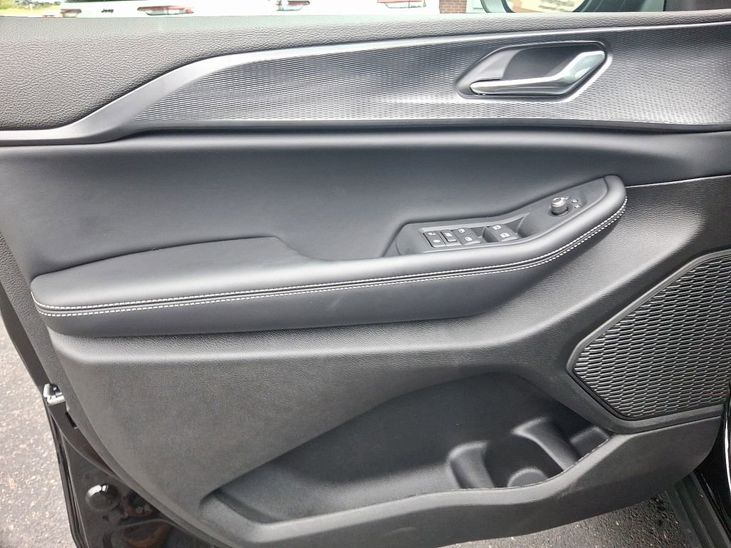 New 2025 Jeep Grand Cherokee L Laredo w/ Luxury Tech Group I image 13