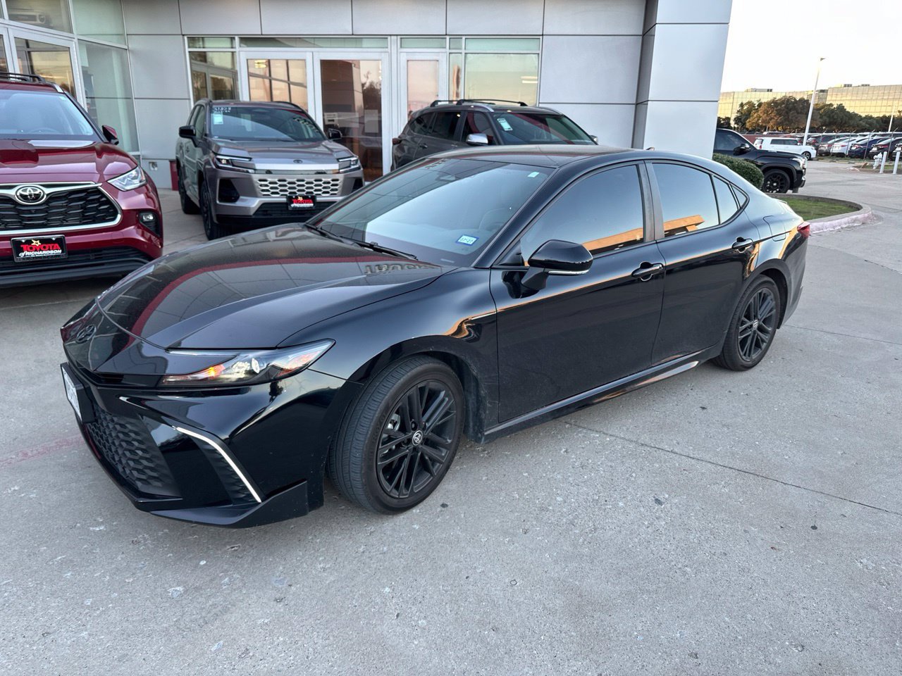 Used 2025 Toyota Camry SE w/ Convenience Package FWD image 2