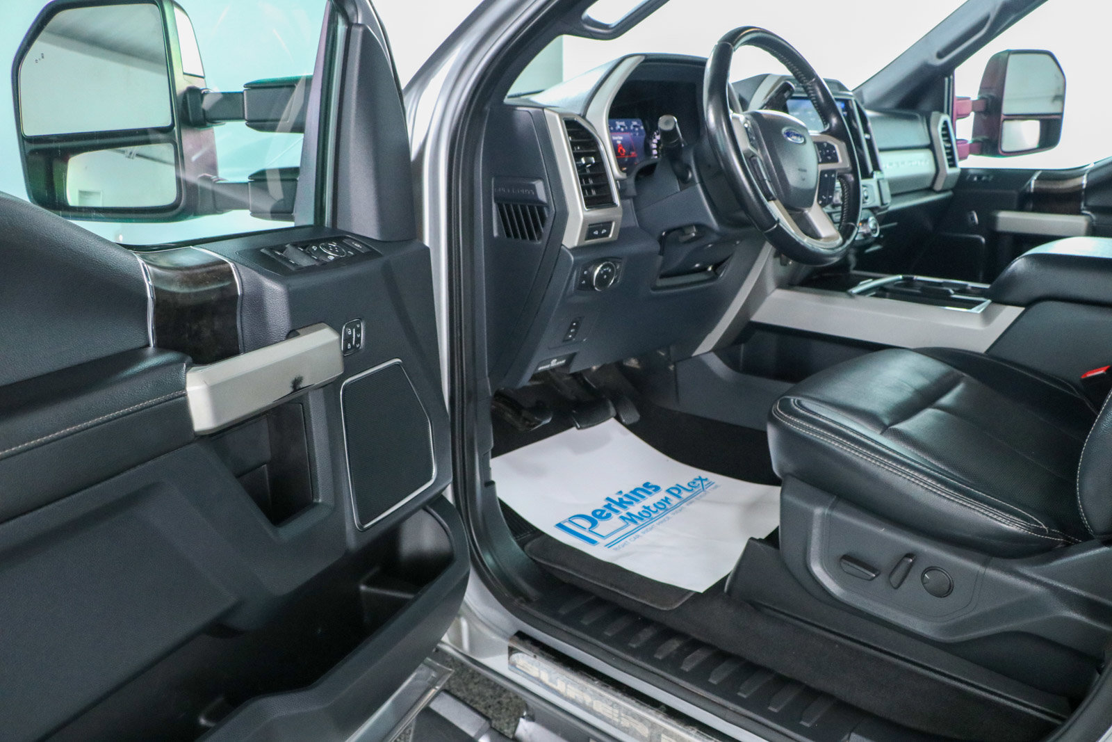 Used 2022 Ford F250 Lariat w/ Black Appearance Package image 3