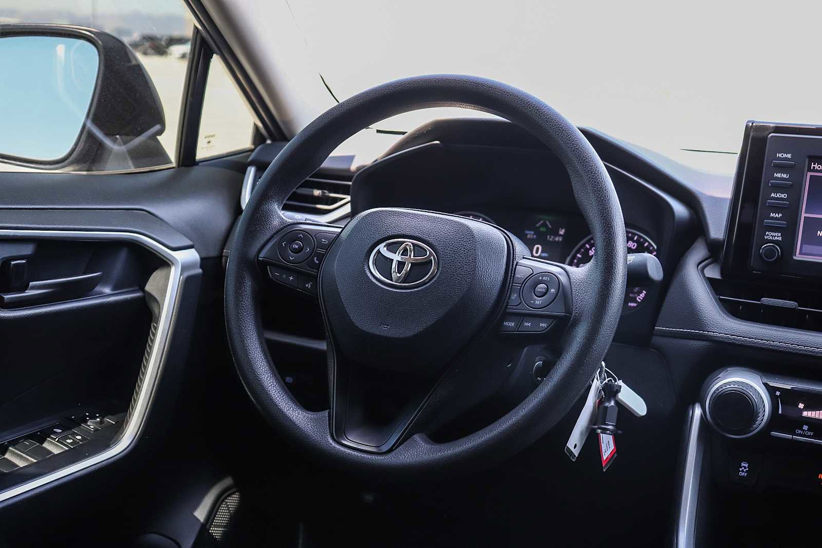 Used 2019 Toyota RAV4 LE image 14