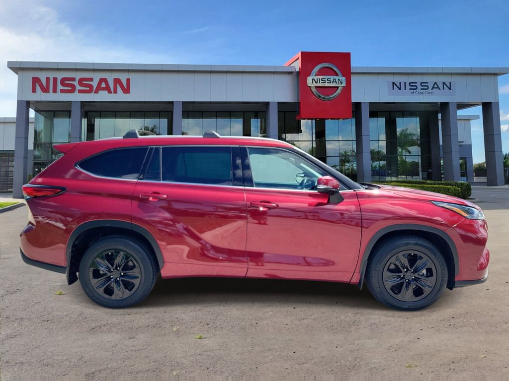 Used 2022 Toyota Highlander XLE AWD/4WD image 3