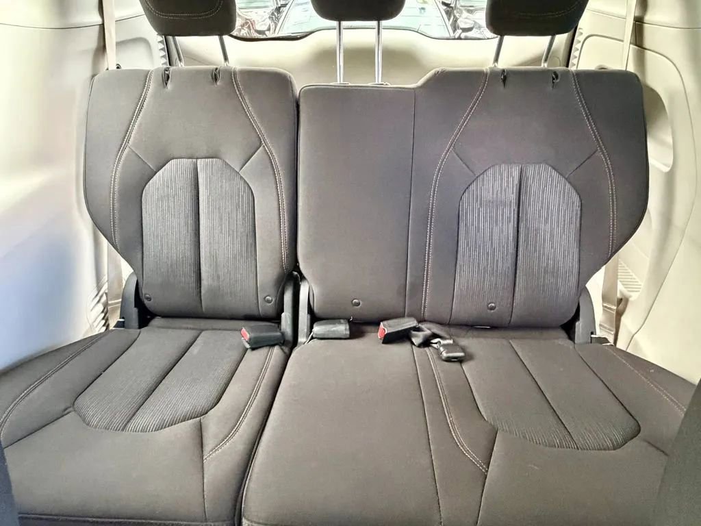 Used 2017 Chrysler Pacifica Touring FWD image 16