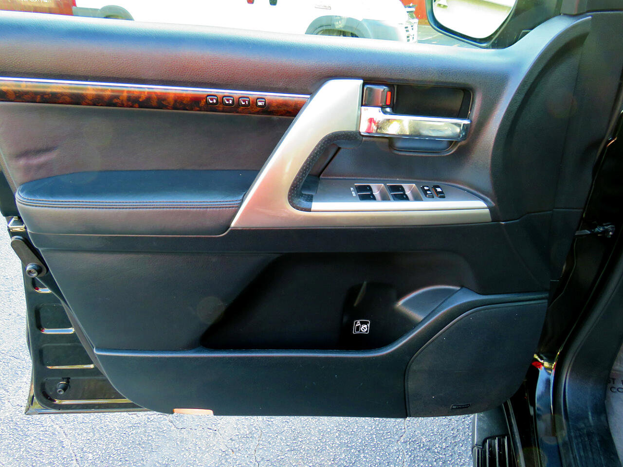 Used 2015 Toyota Land Cruiser image 16