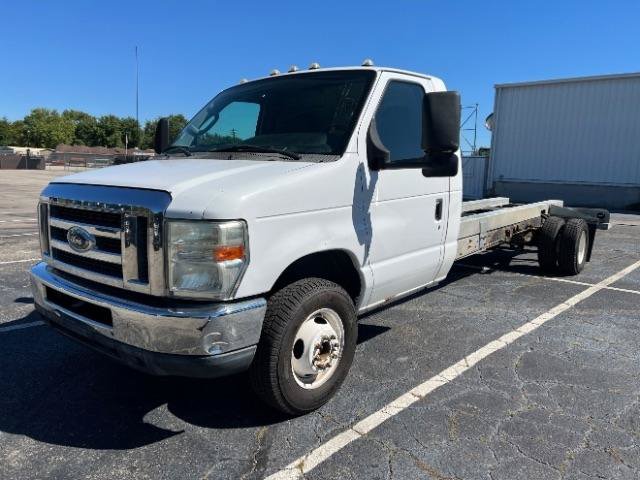 Used 2011 Ford E-450 and Econoline 450 Super Duty RWD image 2