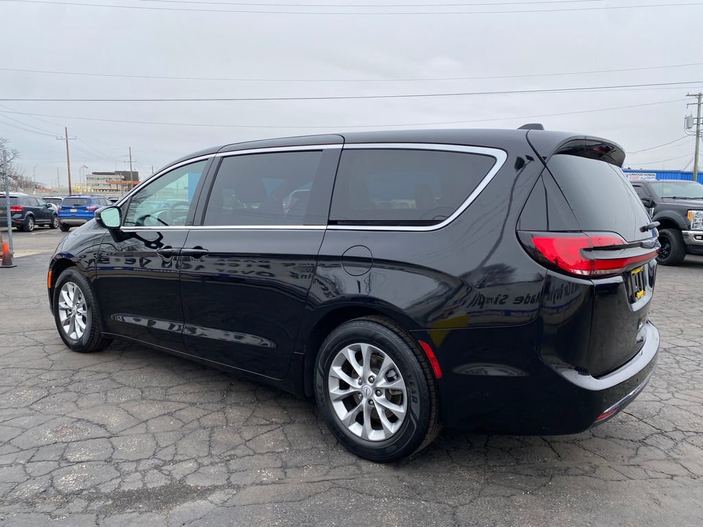 Used 2026 Chrysler Pacifica Limited image 6