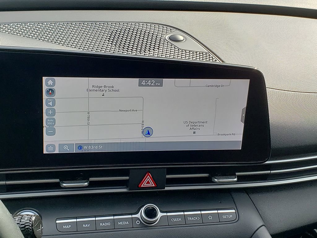 Used 2021 Hyundai Elantra Limited image 24