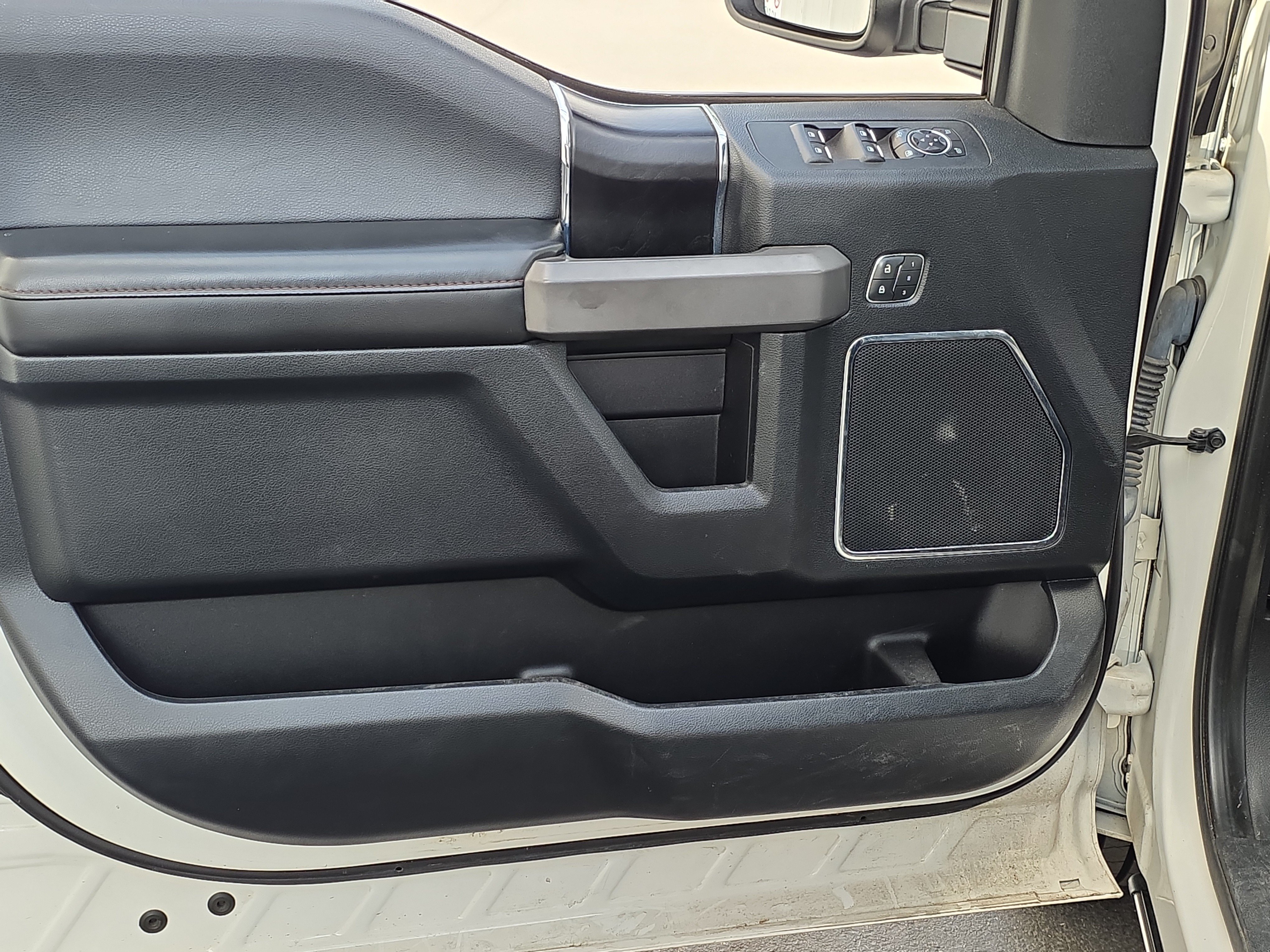 Used 2019 Ford F150 Platinum w/ Equipment Group 701A Luxury AWD/4WD image 10