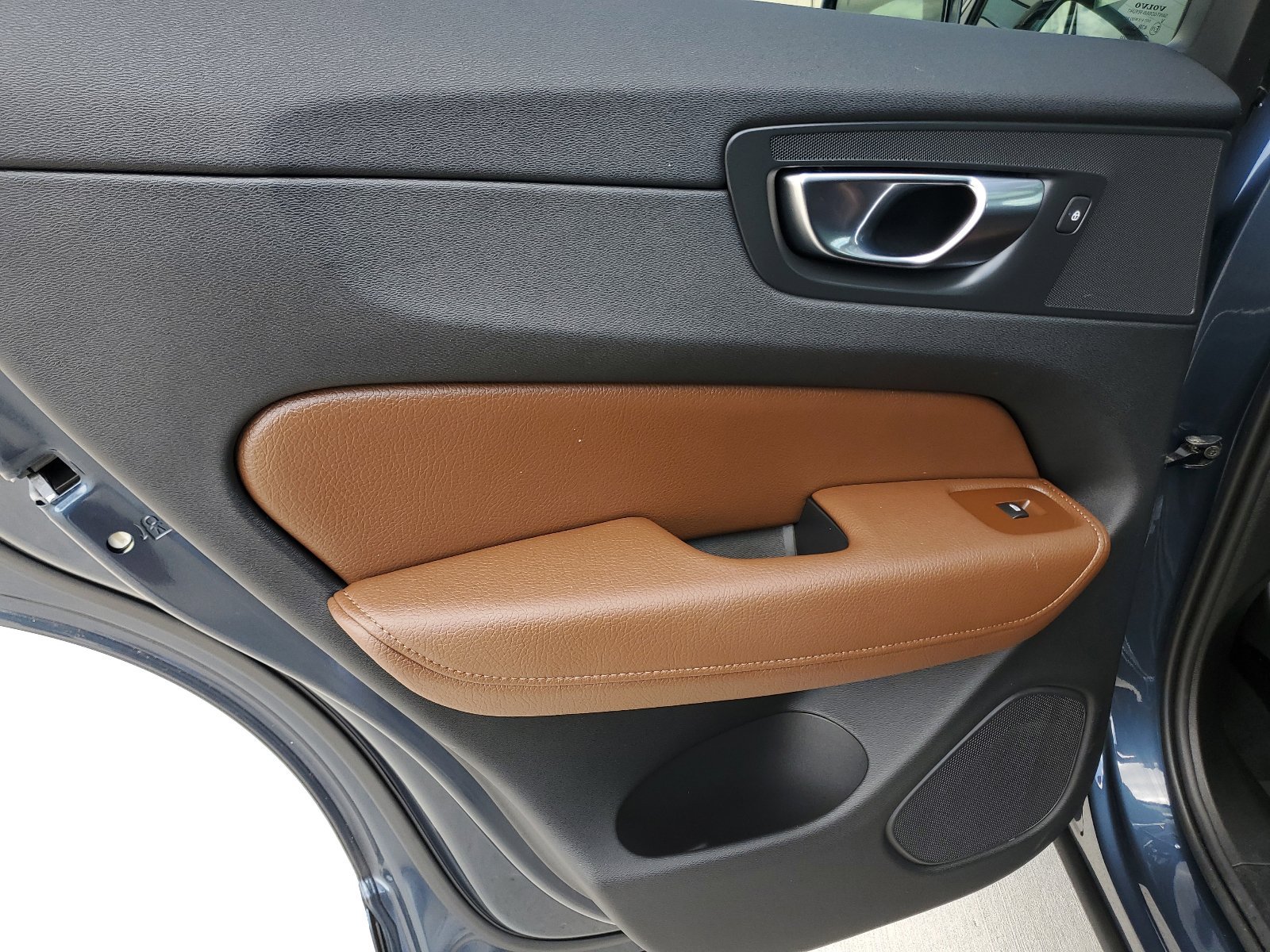 Used 2022 Volvo XC60 B5 Momentum w/ Protection Package Premier FWD image 32