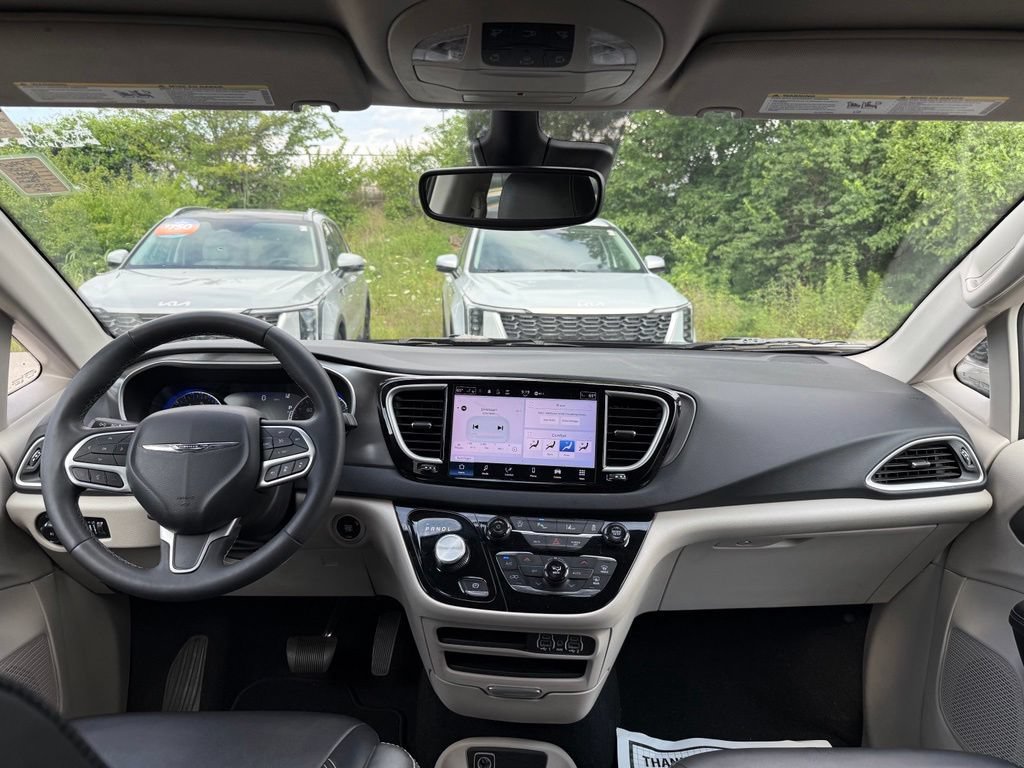 Used 2024 Chrysler Pacifica Touring-L FWD image 23