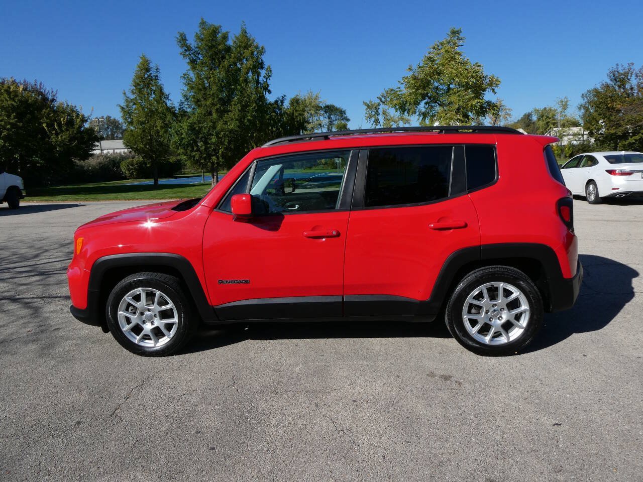 Used 2019 Jeep Renegade Latitude w/ Cold Weather Group FWD image 8