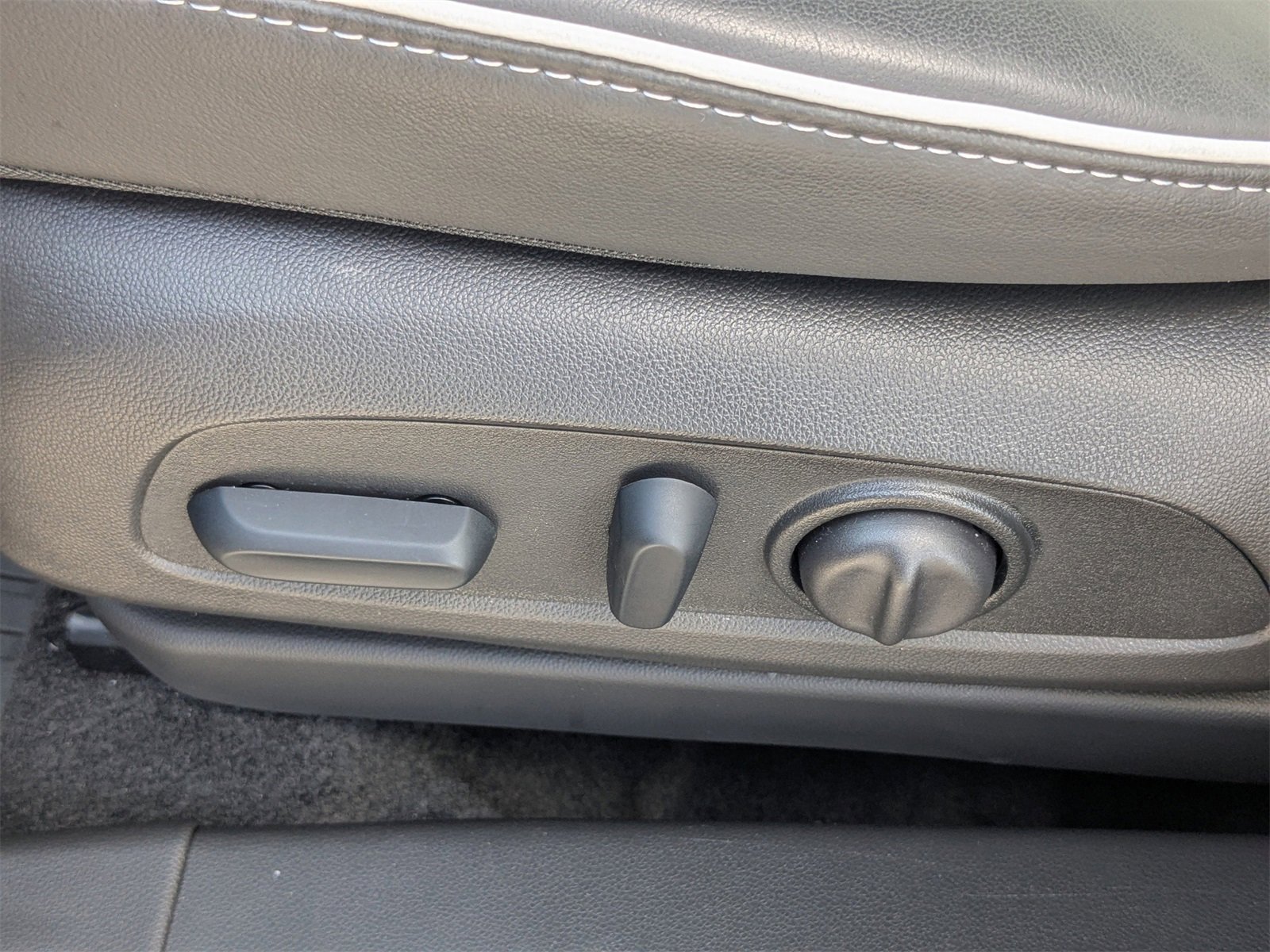 Used 2025 Buick Encore GX Avenir w/ Avenir Technology Package image 22