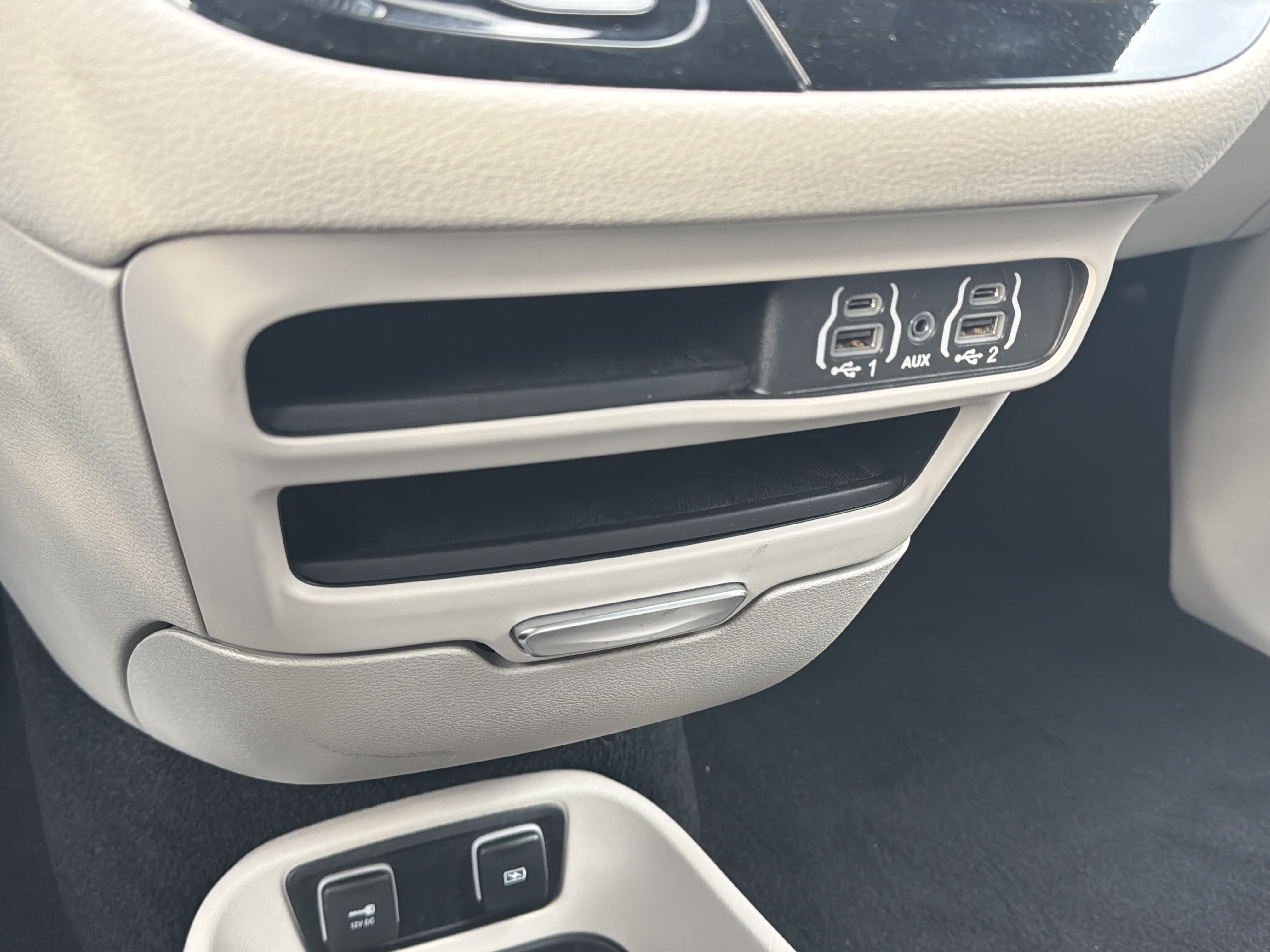 Used 2021 Chrysler Pacifica Touring-L FWD image 12
