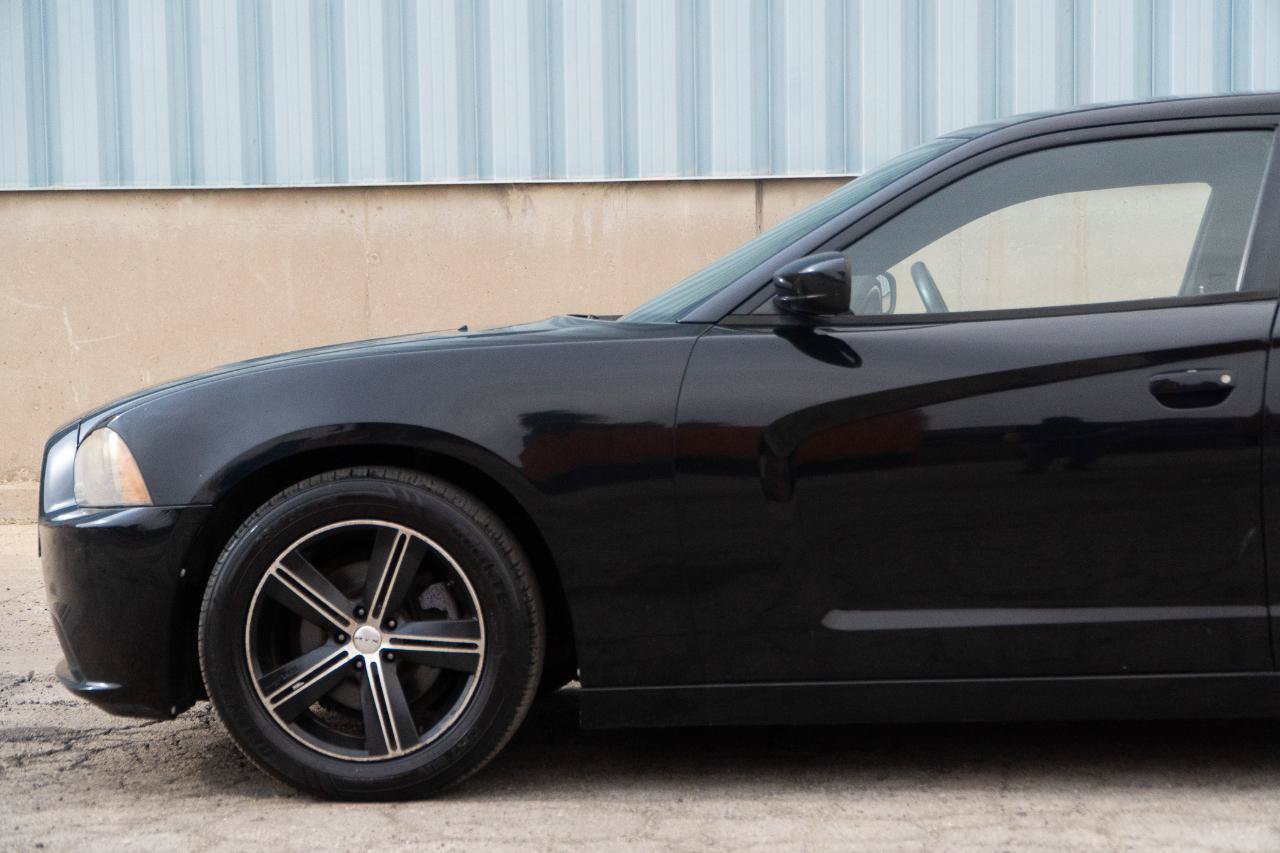 Used 2013 Dodge Charger SE RWD image 7