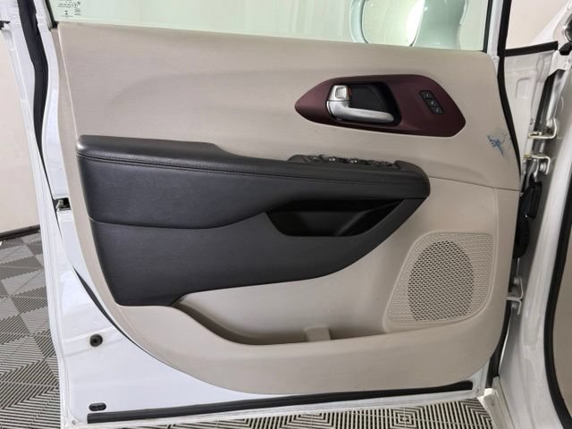 Used 2019 Chrysler Pacifica Limited w/ Advanced Safetytec Group FWD image 31