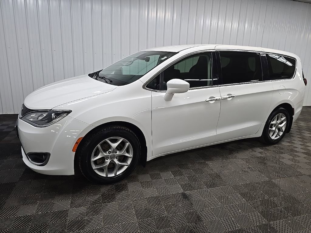 Used 2020 Chrysler Pacifica Touring w/ Tire & Wheel Group image 8