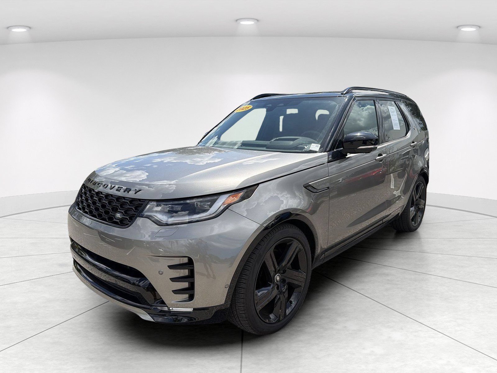Used 2025 Land Rover Discovery Dynamic SE AWD/4WD image 8