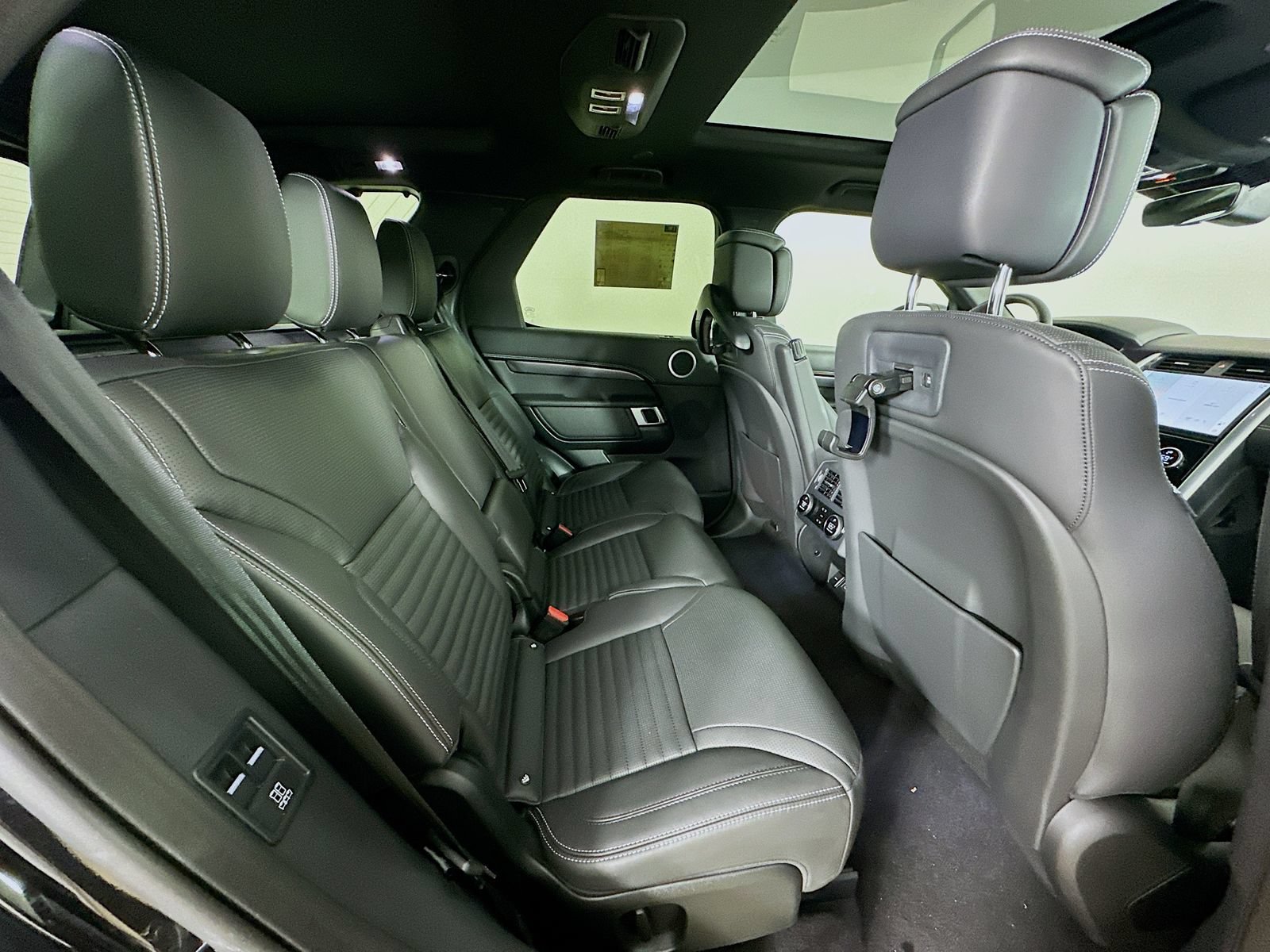 Used 2025 Land Rover Discovery Metropolitan Edition AWD/4WD image 42