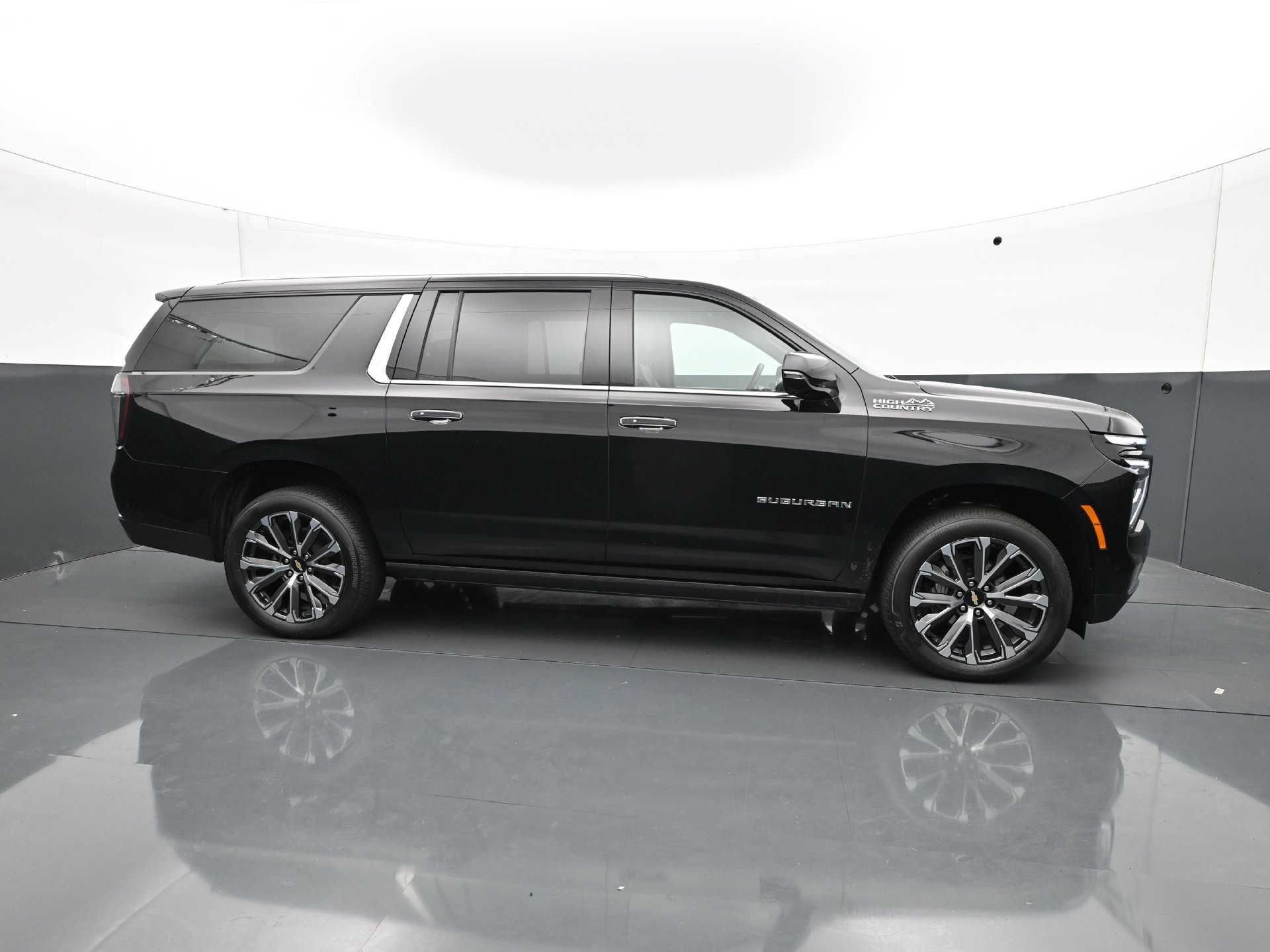 Used 2025 Chevrolet Suburban High Country AWD/4WD image 8