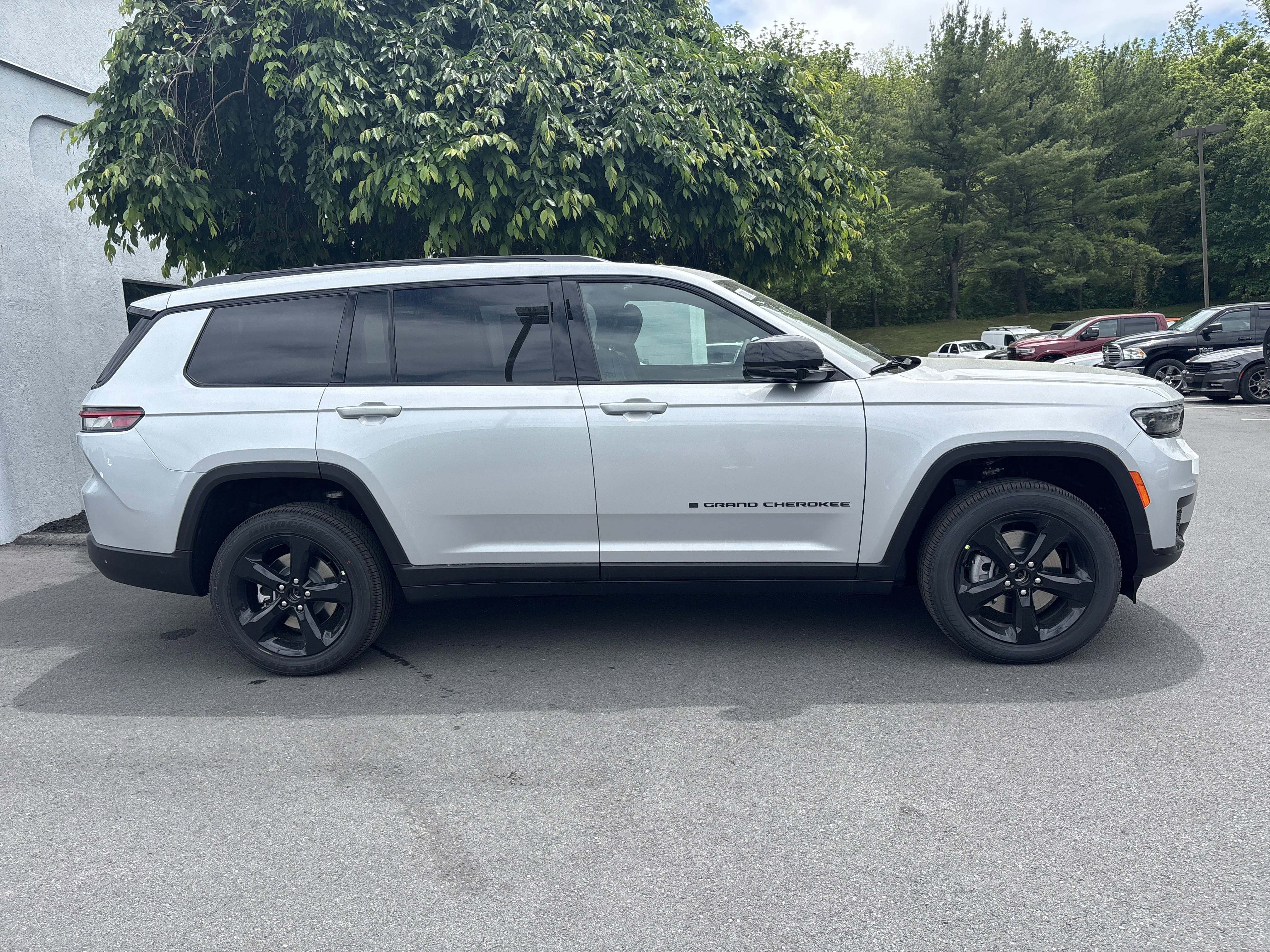 New 2025 Jeep Grand Cherokee L Altitude video 2