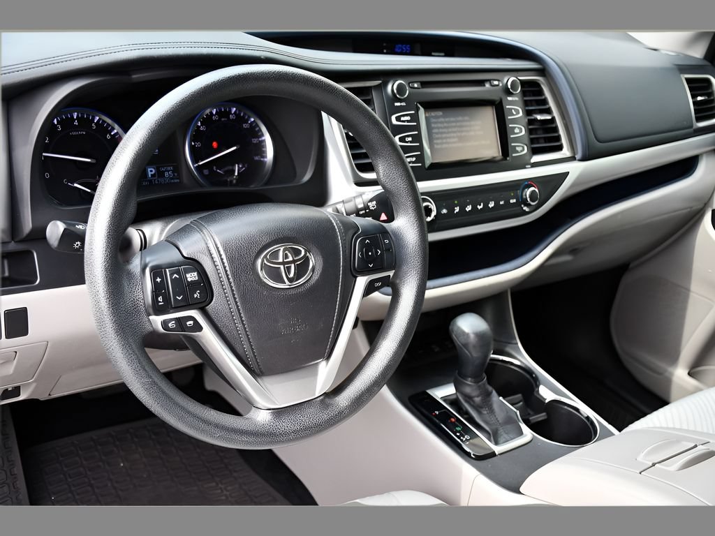 Used 2014 Toyota Highlander LE AWD/4WD image 11