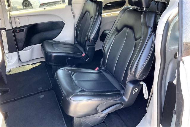 Used 2023 Chrysler Pacifica Touring-L FWD image 25