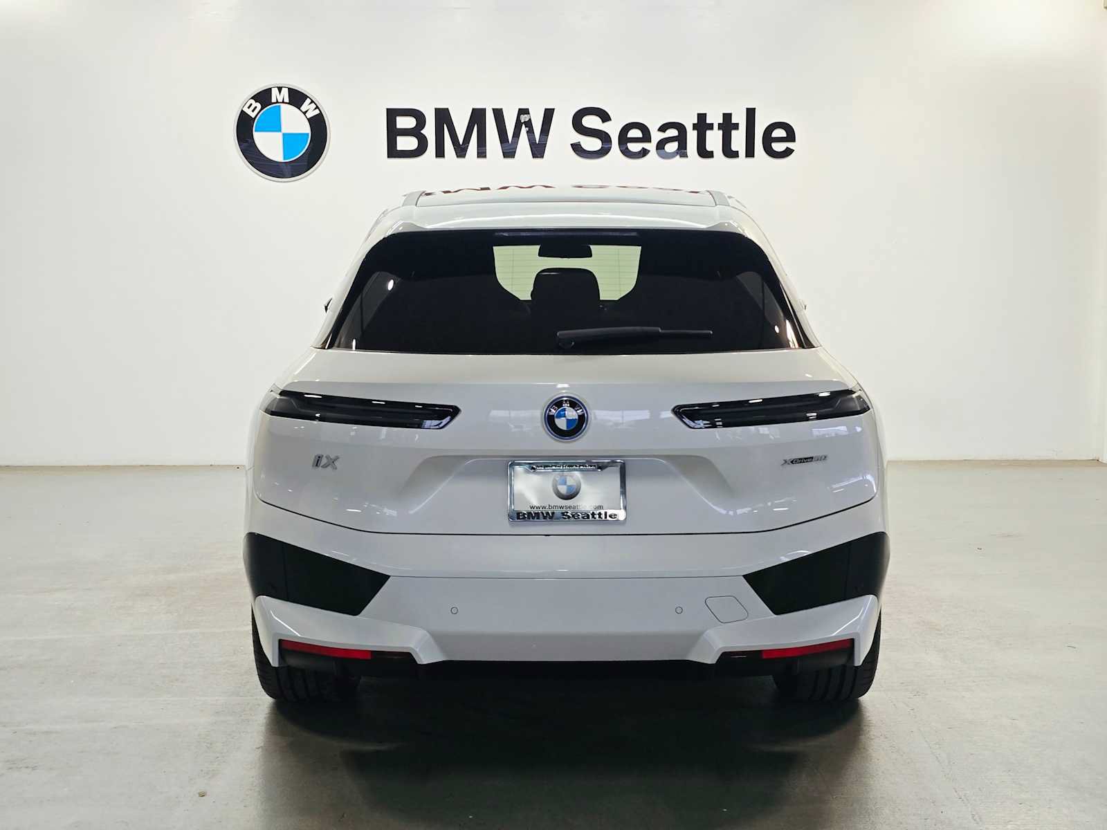 Used 2025 BMW iX xDrive50 AWD/4WD image 5