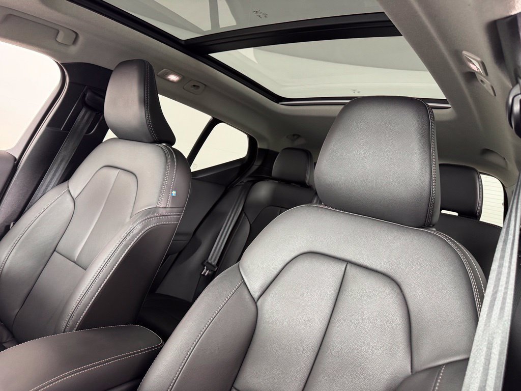 Certified 2025 Volvo XC40 B5 Plus AWD/4WD image 18