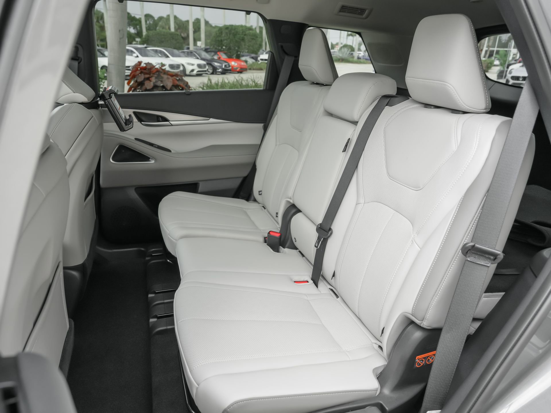 Certified 2026 INFINITI QX60 Luxe w/ Family Package FWD image 33