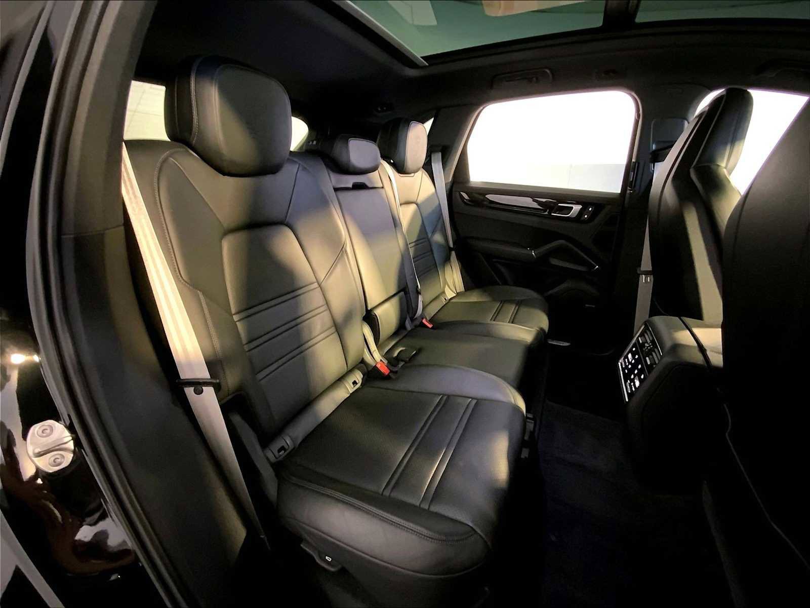 Certified 2023 Porsche Cayenne Platinum Edition AWD/4WD image 23