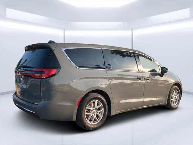 Used 2025 Chrysler Pacifica Select FWD image 3