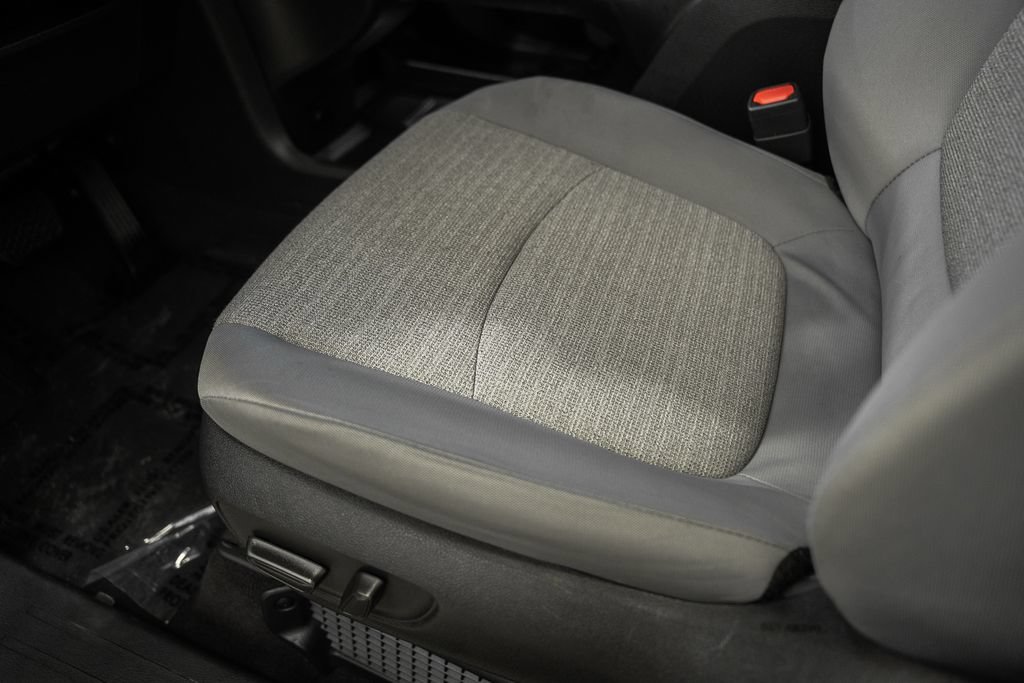 Used 2025 Toyota Sienna LE FWD image 31