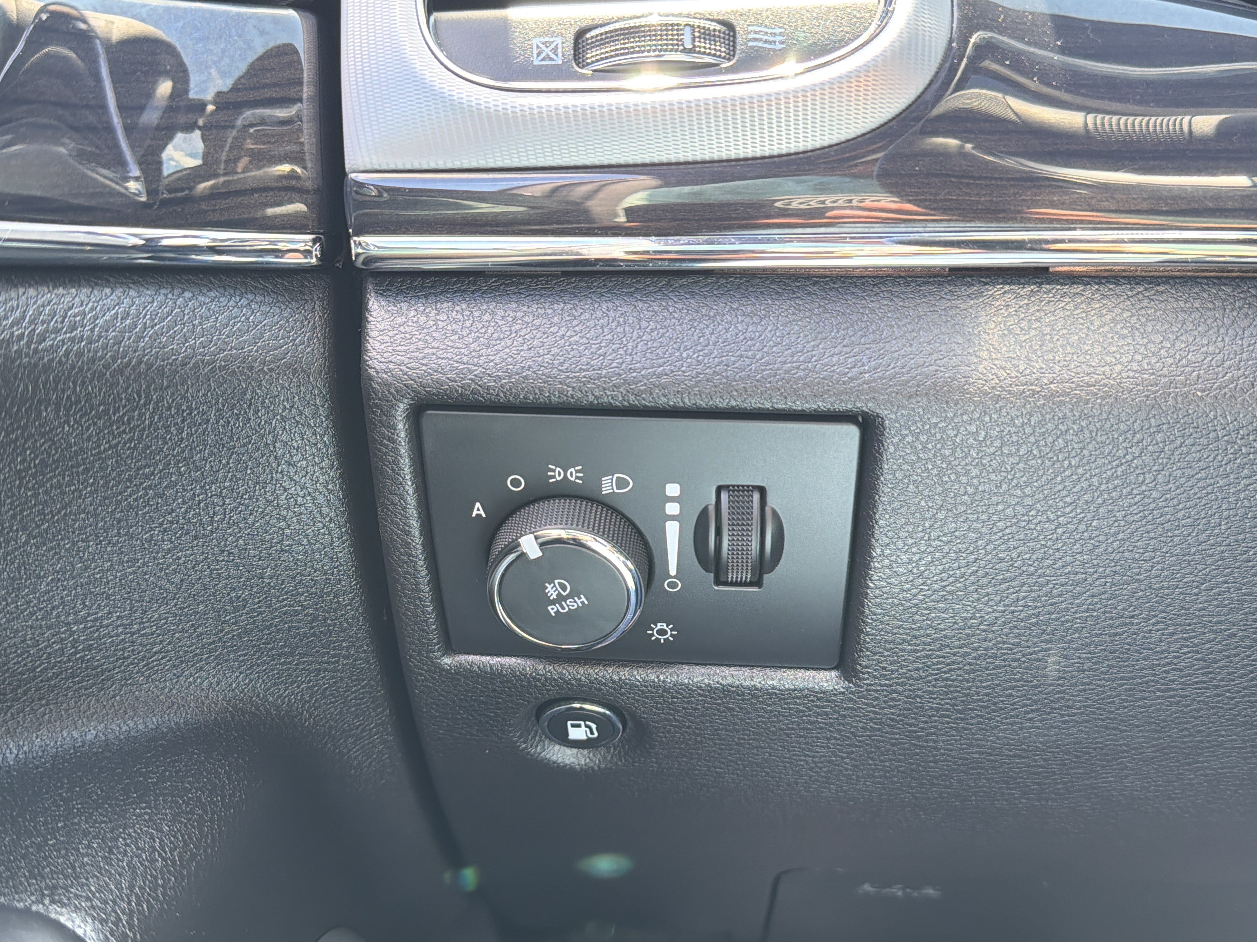 Used 2019 Jeep Grand Cherokee Overland AWD/4WD image 21
