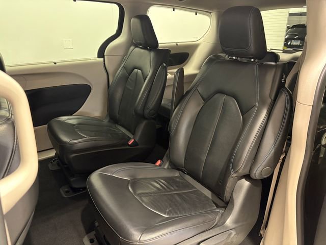 Used 2021 Chrysler Pacifica Touring-L image 9