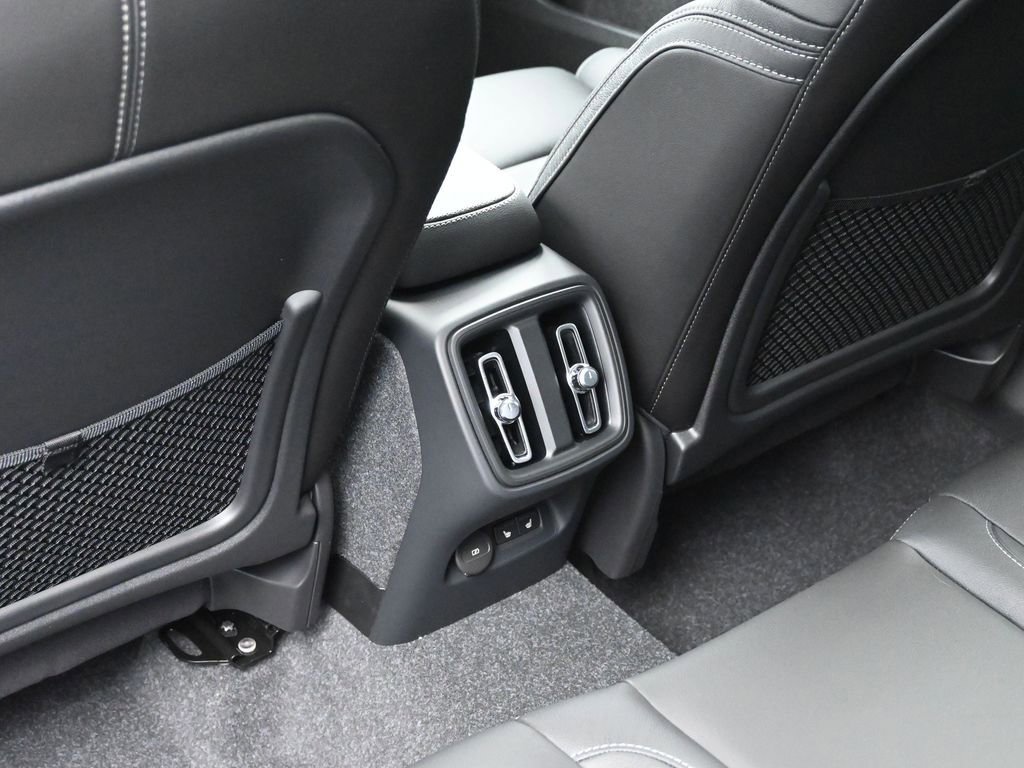 New 2025 Volvo XC40 B5 Plus w/ Climate Package image 24