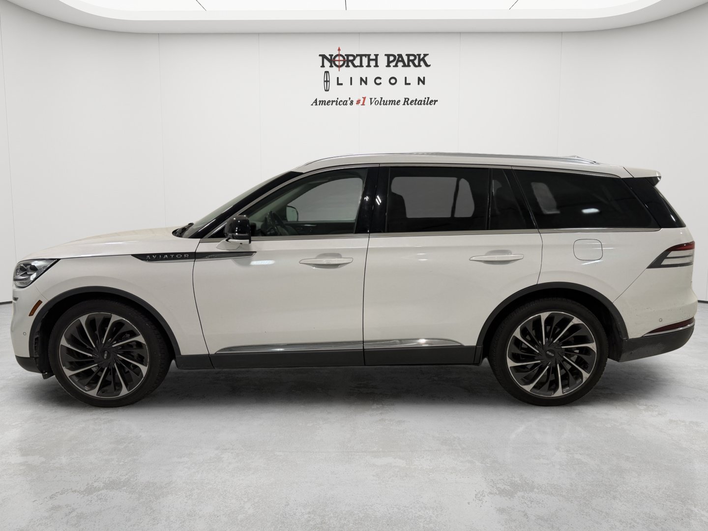 Used 2020 Lincoln Aviator Reserve w/ Equipment Group 202A AWD/4WD image 2